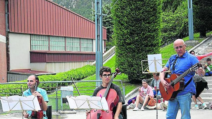 La marcha discurrió por la vía verde, cubriendo el trayecto entre el barrio de Batoy y el polideportivo Francisco Laporta, donde hubo varias actividades.