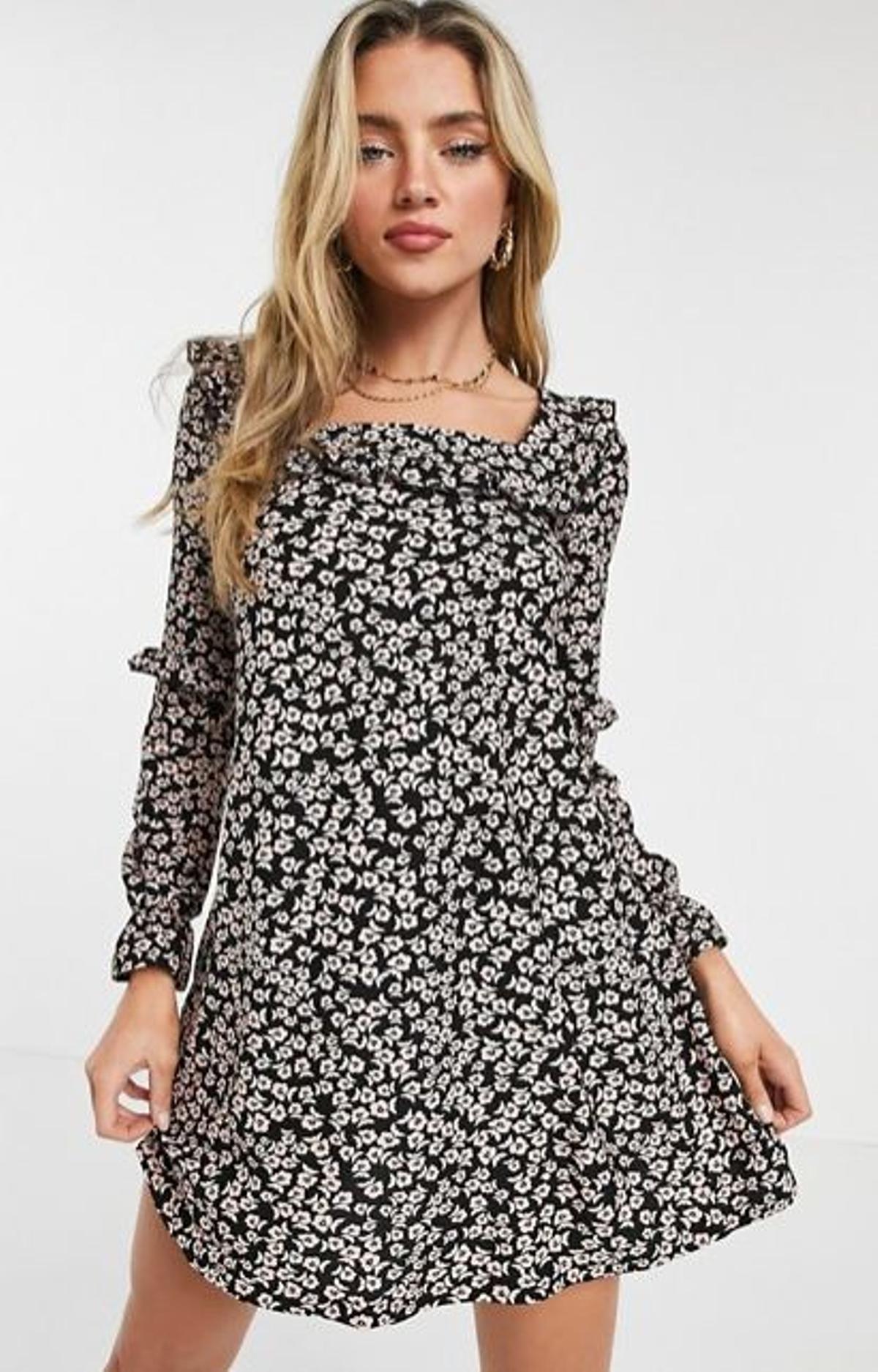 Vestido amplio con estampado floral rosa y detalle de volantes de Miss Selfridge