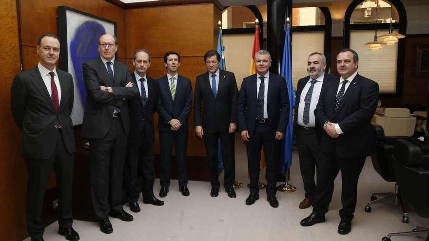 Por la izquierda, Alberto Fernández (director general de FADE), Rufino Orejas (Industrial Química del Nalón), Oswaldo Suárez (Arcelor-Mittal), Julio Peláez (Masaveu), Javier Fernández, Belarmino Feito, Jesús Alberto González (Fertiberia) e Isaac Pola.