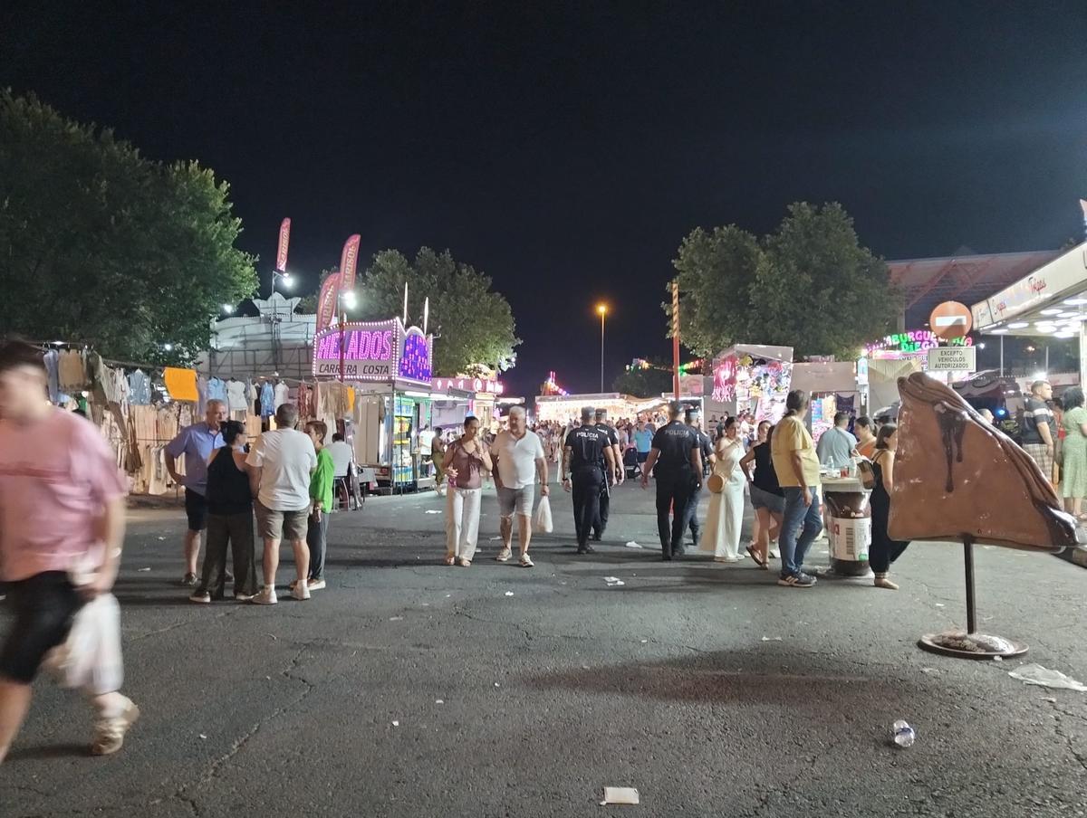 Agentes de policía, en el recinto ferial de Plasencia.