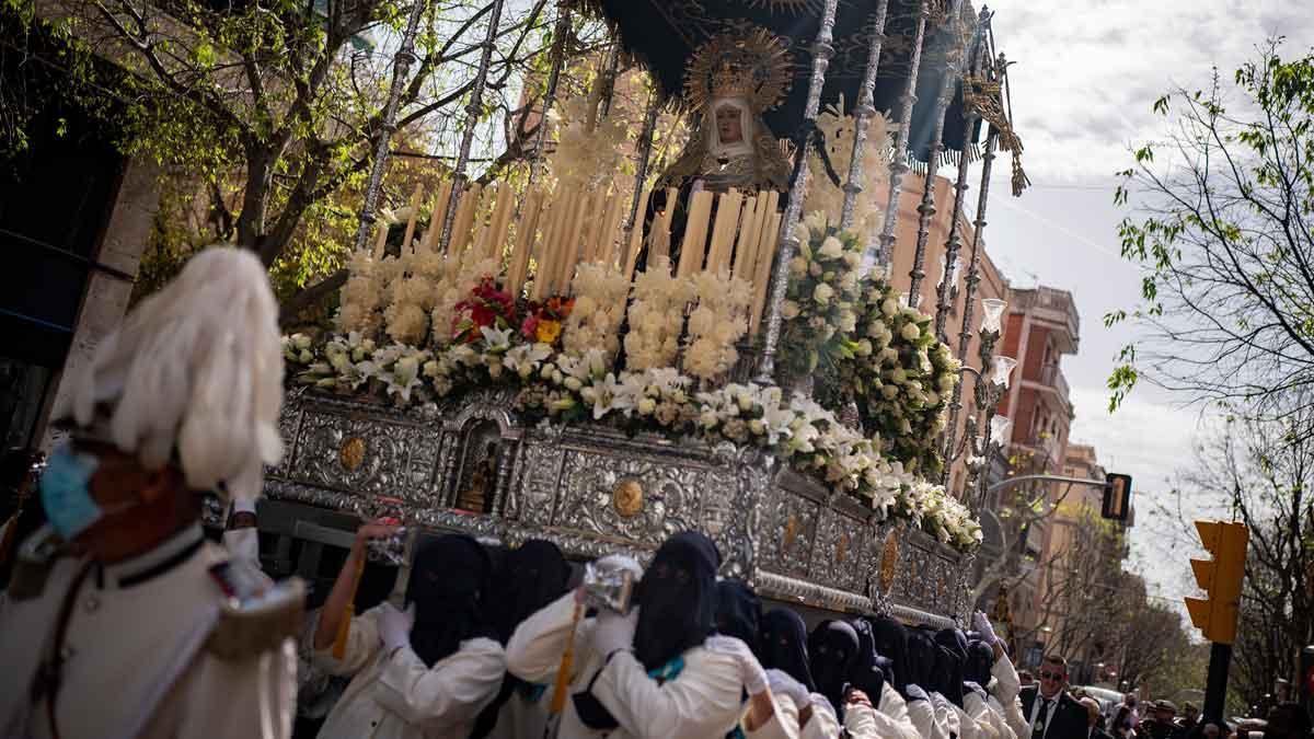 Una procesión de la Cofradía 15+1 de L’Hospitalet de Llobregat.