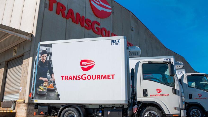 Camions de repartiment a l’exterior del centre logístic de Transgourmet a Vilamalla.