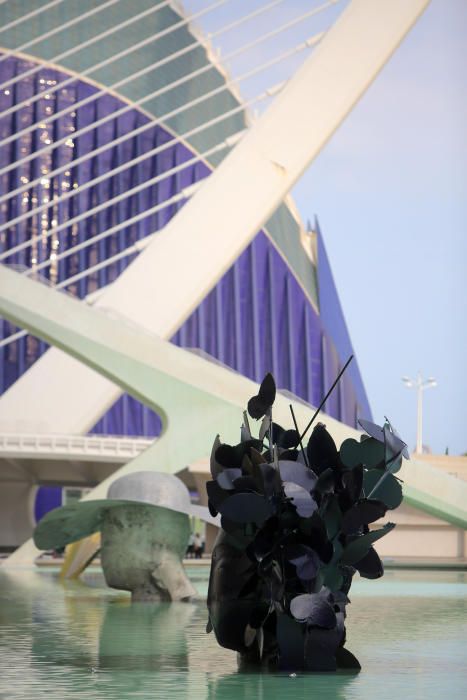 Esculturas de Manolo Valdés en el lago de la Ciudad de las Artes y las Ciencias