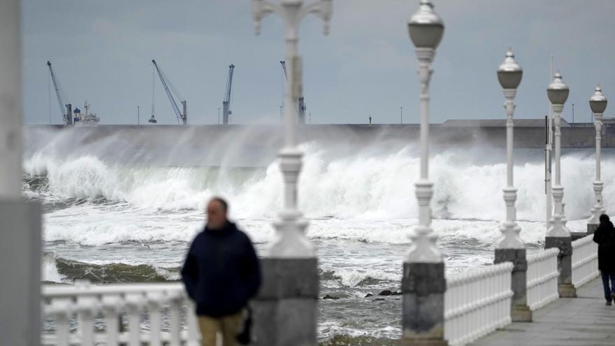 Olas de hasta seis metros en el Cantábrico: así azota en temporal en la costa