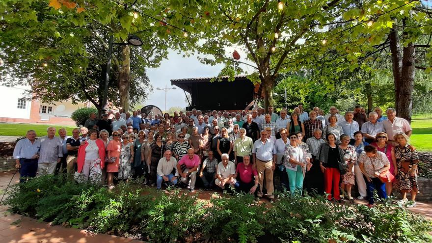 Los jubilados de Central Lechera Asturiana, mesa y mantel para compartir anécdotas