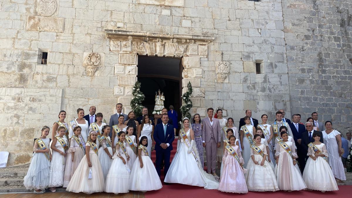 Foto de familia encabezada por el alcalde y la corte de honor.