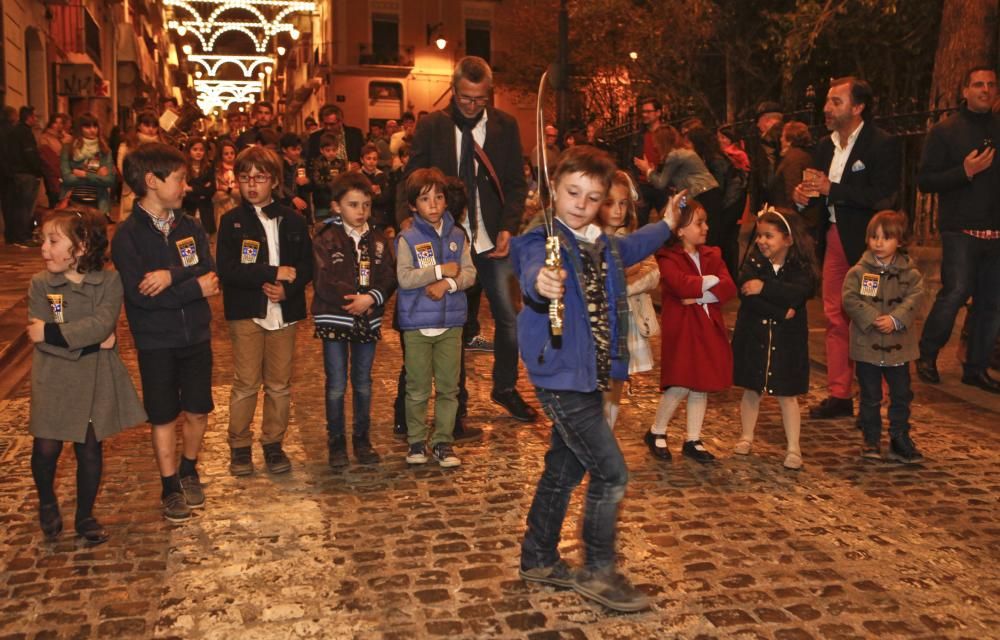 Los representantes de las 28 filaes recorren el centro de la ciudad para anunciar la llegada de los Moros y Cristianos ante miles de personas