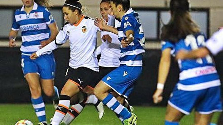 Mari Paz Vilas intenta disparar a puerta entre jugadoras blanquiazules en el Valencia-Dépor de Primera Iberdrola.