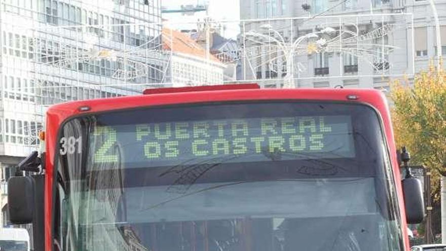 Un autobús de la línea 2, en la parada de Puerta Real. pablo luaces