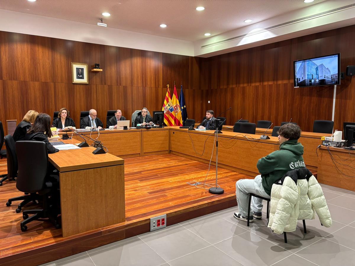 El acusado, S. N. R., en el banquillo de la Audiencia Provincial de Zaragoza, este lunes por la mañana.