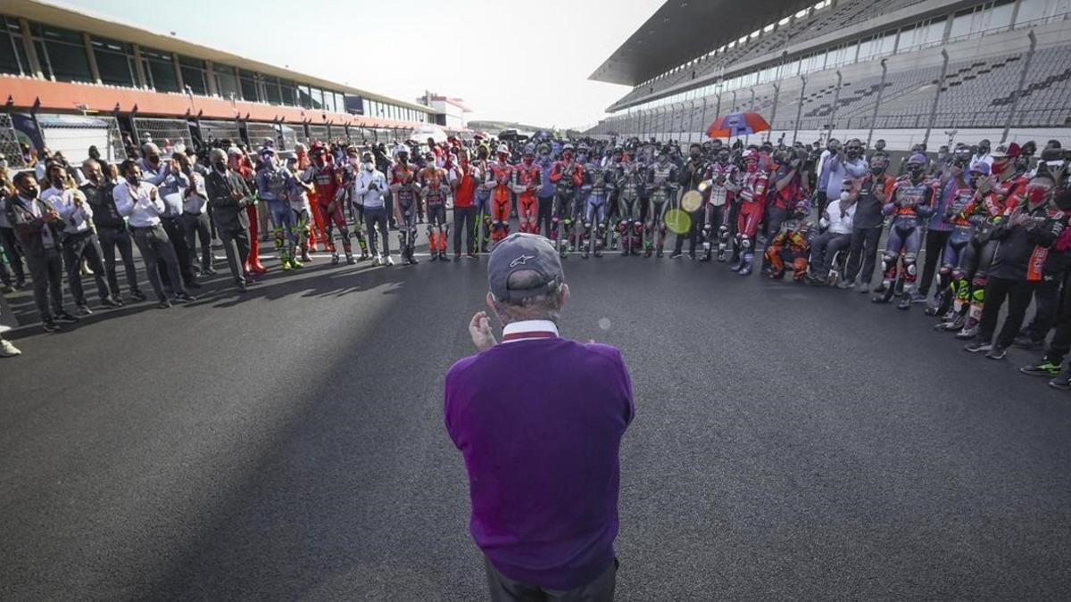 Carmelo Ezpeleta, CEO de Dorna Sports, recibió ayer, en la parrilla de MotoGP, el aplauso de todo el 'paddock'.