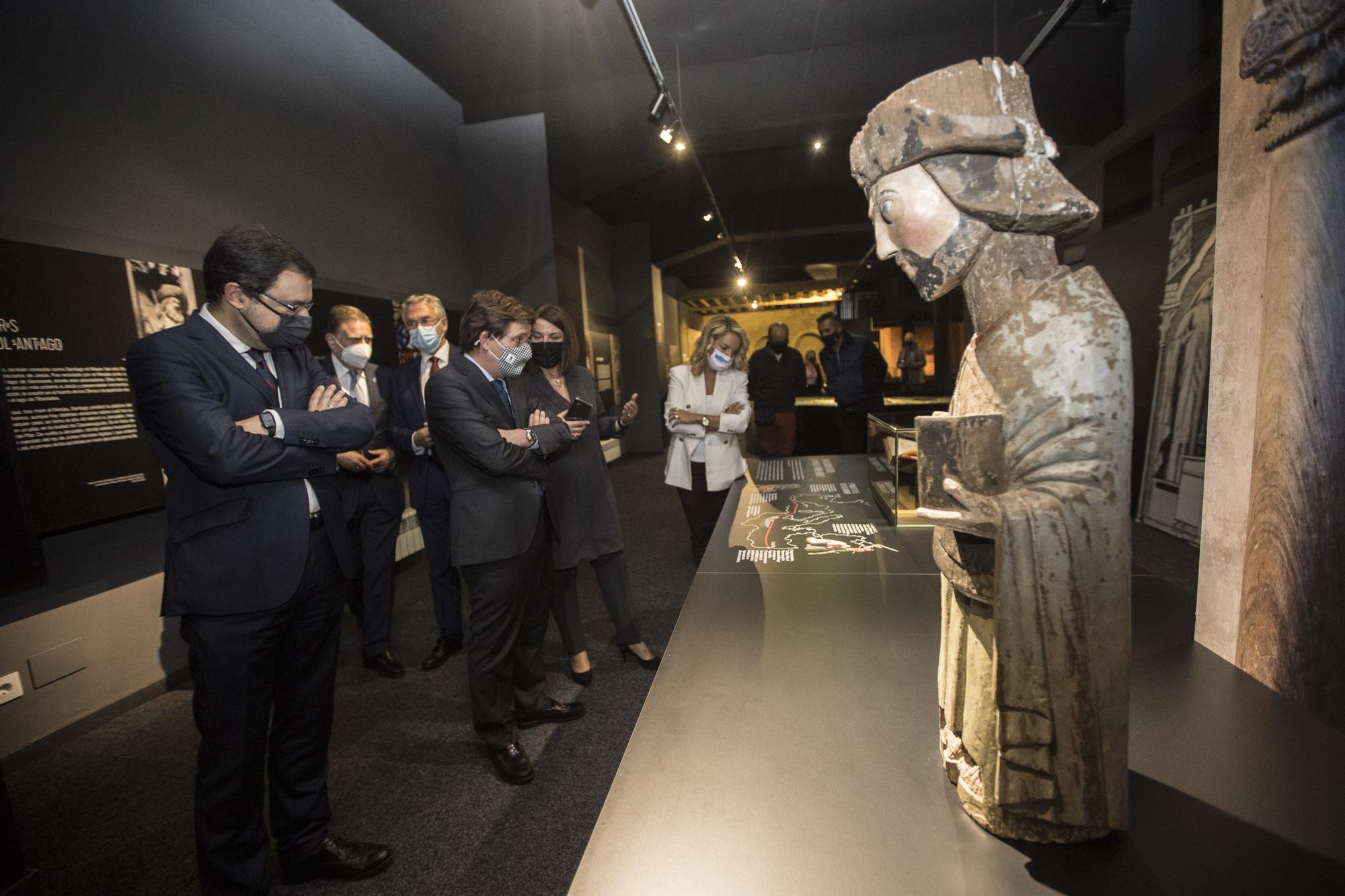 El alcalde de Madrid visita la exposición de LA NUEVA ESPAÑA "Camino Primitivo. Oviedo"