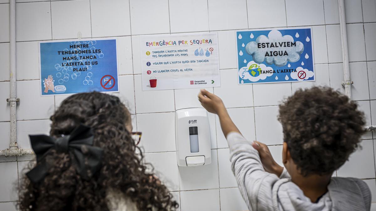 Carteles en el lavabo de una escuela de Santa Coloma de Gramenet.