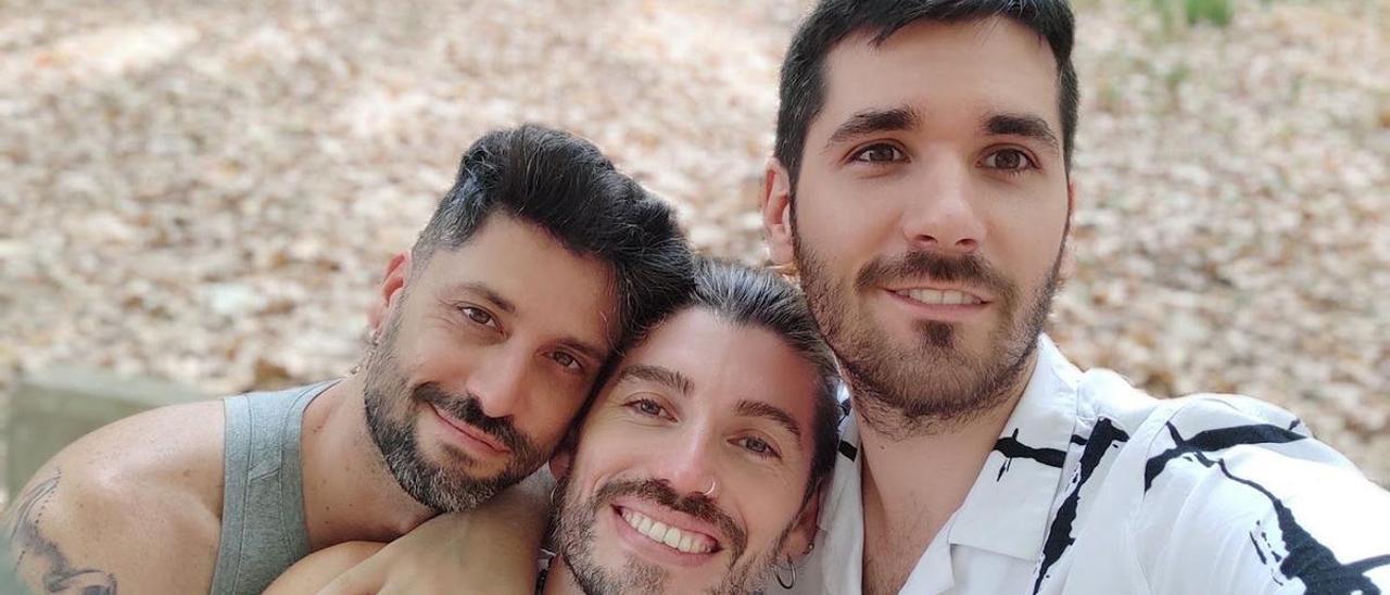 Carlos, Tomás y Carlos son tres chicos que viven en Barcelona y que conforman una trieja, una relación poliamorosa.