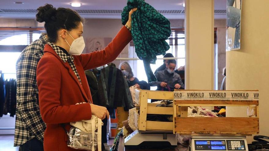 VinoKilo ya calibra su báscula para vender ropa vintage de primeras marcas en Vigo a partir de este viernes