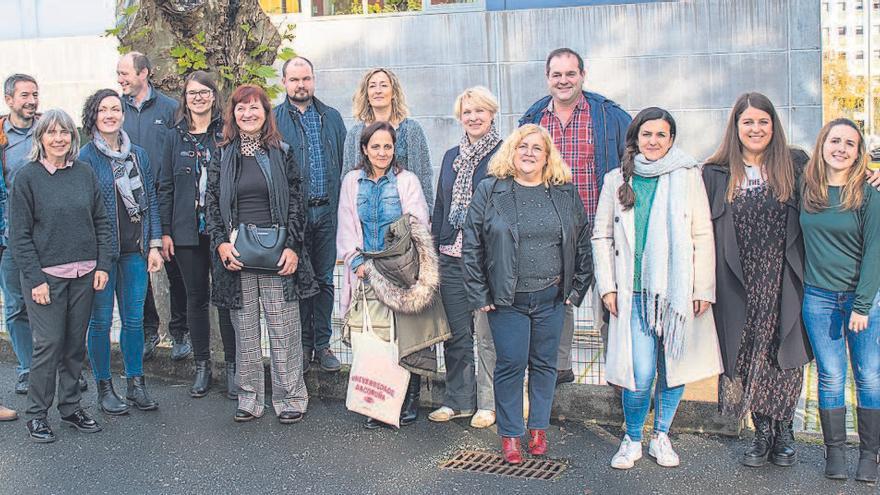 Miembros del GII, con Francisco Bellas a la izquierda, junto a representantes de los centros, este febrero.