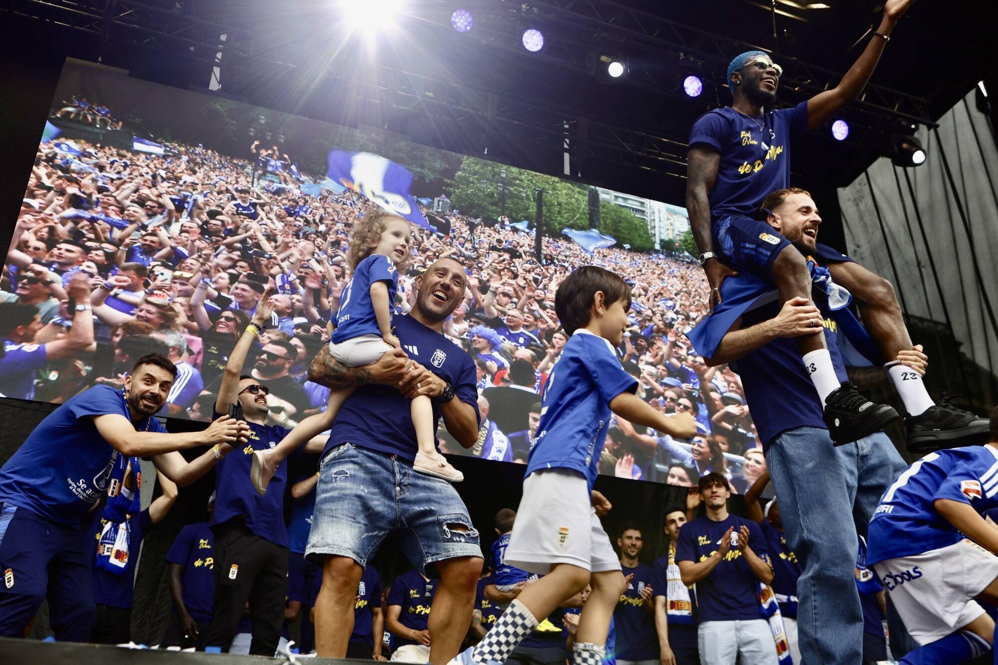 Locura azul en las calles de Oviedo para celebrar el ascenso del equipo a Primera División