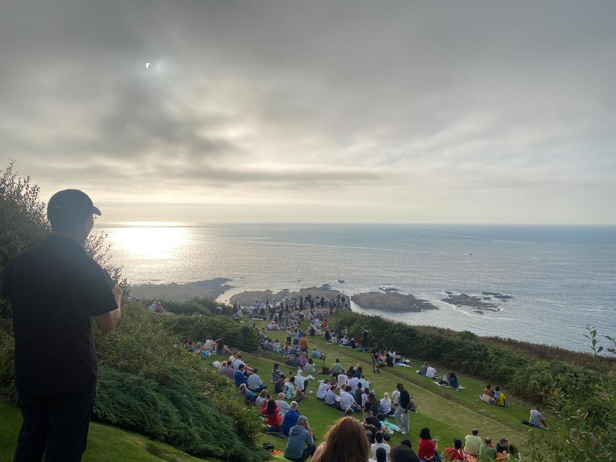 Personas concentradas en el Monte de San Pedro para observar el eclipse.