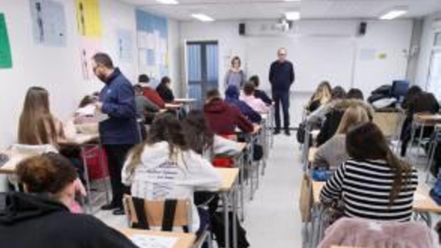 Alumnes de l&#039;institut de Vilablareix, fent les proves, ahir.