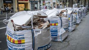 Barcelona 14/04/25 Barcelona. La gestión de los residuos de las obras, escombros Son más del 50% de los residuos generados en Catalunya. Escombors, obras, restos de materials usados en obras encontrados en carrer de sants 16. AUTOR: MANU MITRU