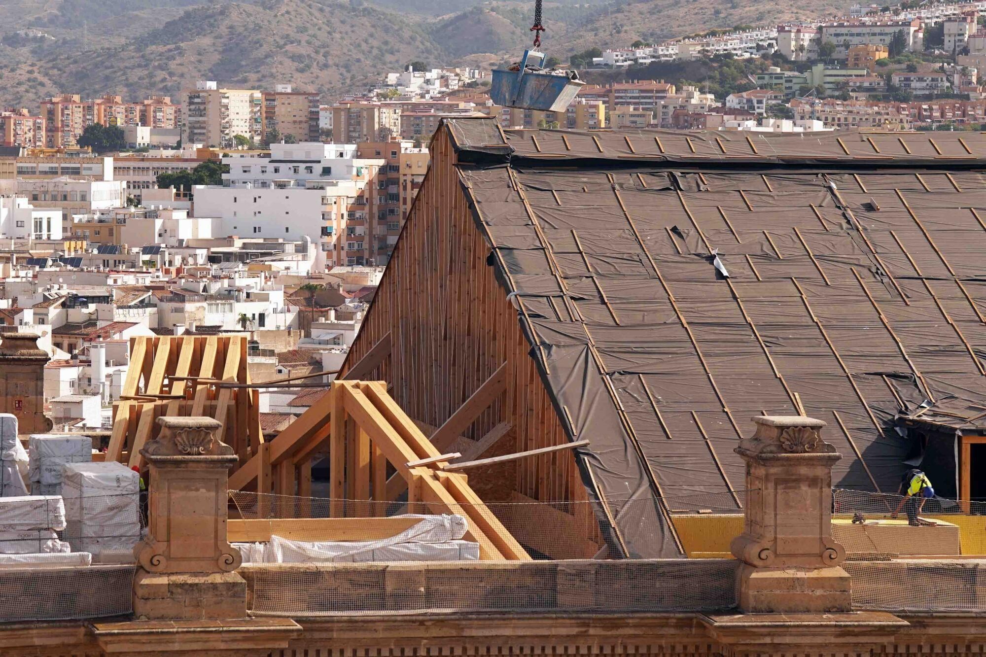 Varios operarios durante la construcción de las cubiertas en el techo de la Catedral de Málaga