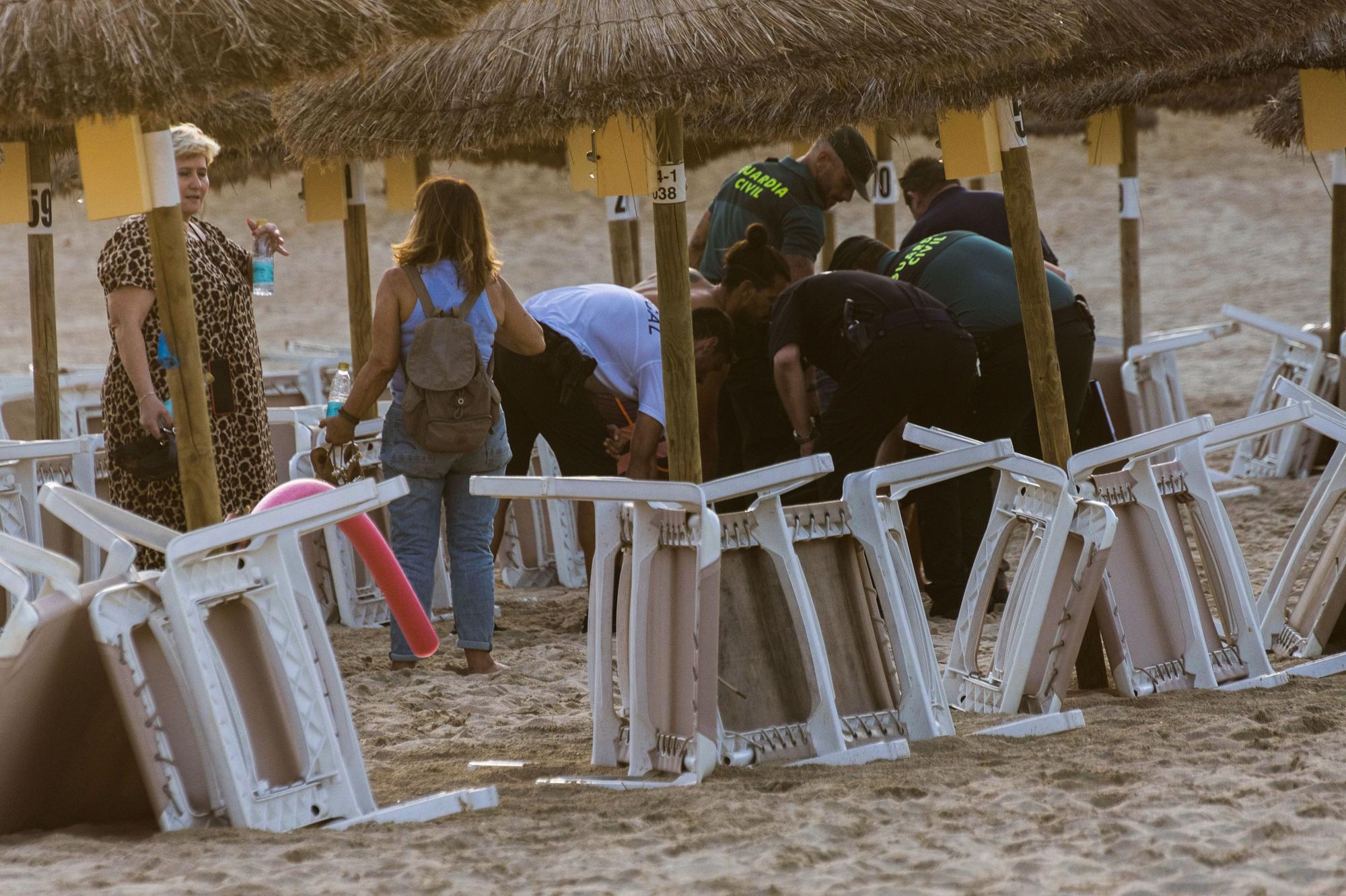 Un rayo mata a dos turistas en la playa de Cala Mesquida