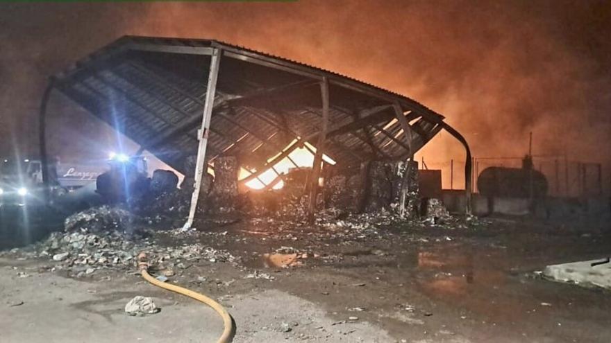 Urbaser defiende la actuación de sus operarios en el incendio del vertedero de Zonzamas