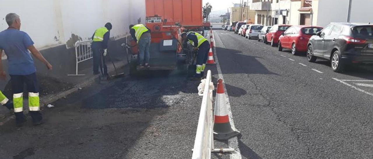 Unos trabajadores en las barriadas de las 90 y 91 Viviendas. |