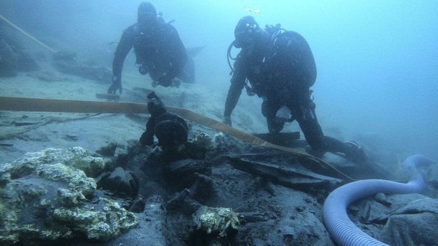 Buzos exploran los restos del misterioso galeón. | // ANDER ARRESE