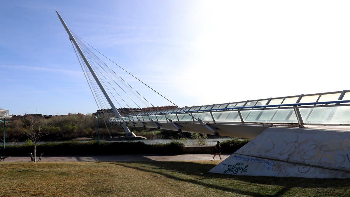 El lamentable estado de la pasarela del Voluntariado de Zaragoza