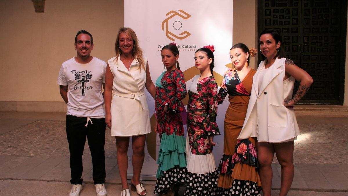 Rubén Calderón, Nines Mazuecos, las bailaoras y Carmen Romero, en la presentación.