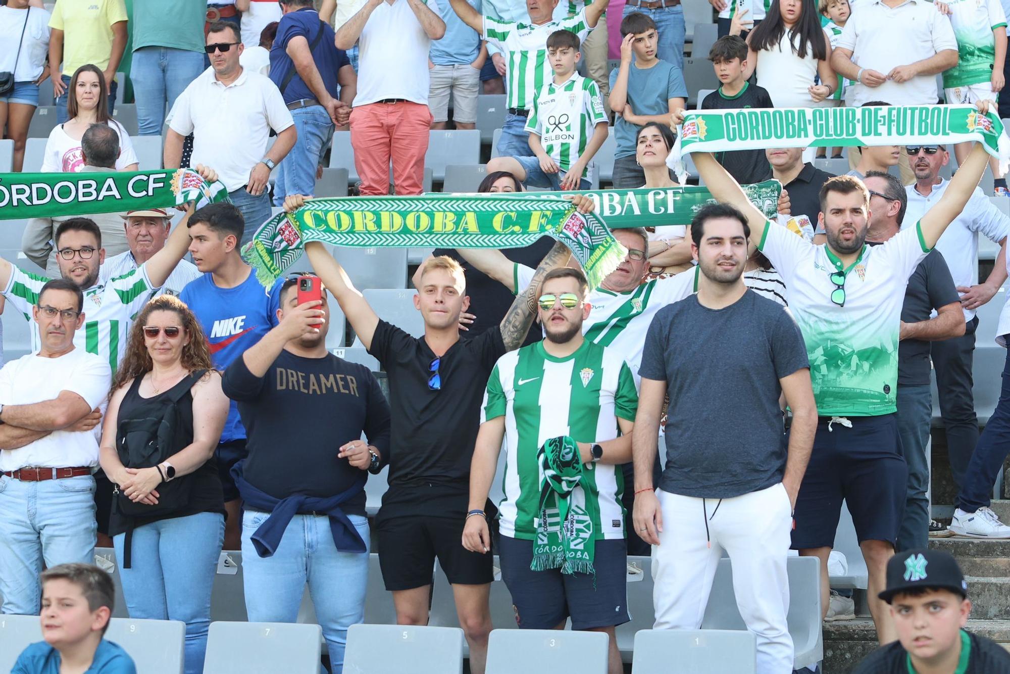 Córdoba  CF-Algeciras | Las imágenes de la afición blanquiverde en El Arcángel