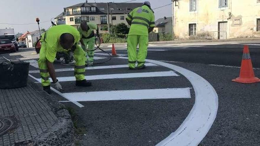 Operarios mejoran la señalización de la N-VI en Guísamo.