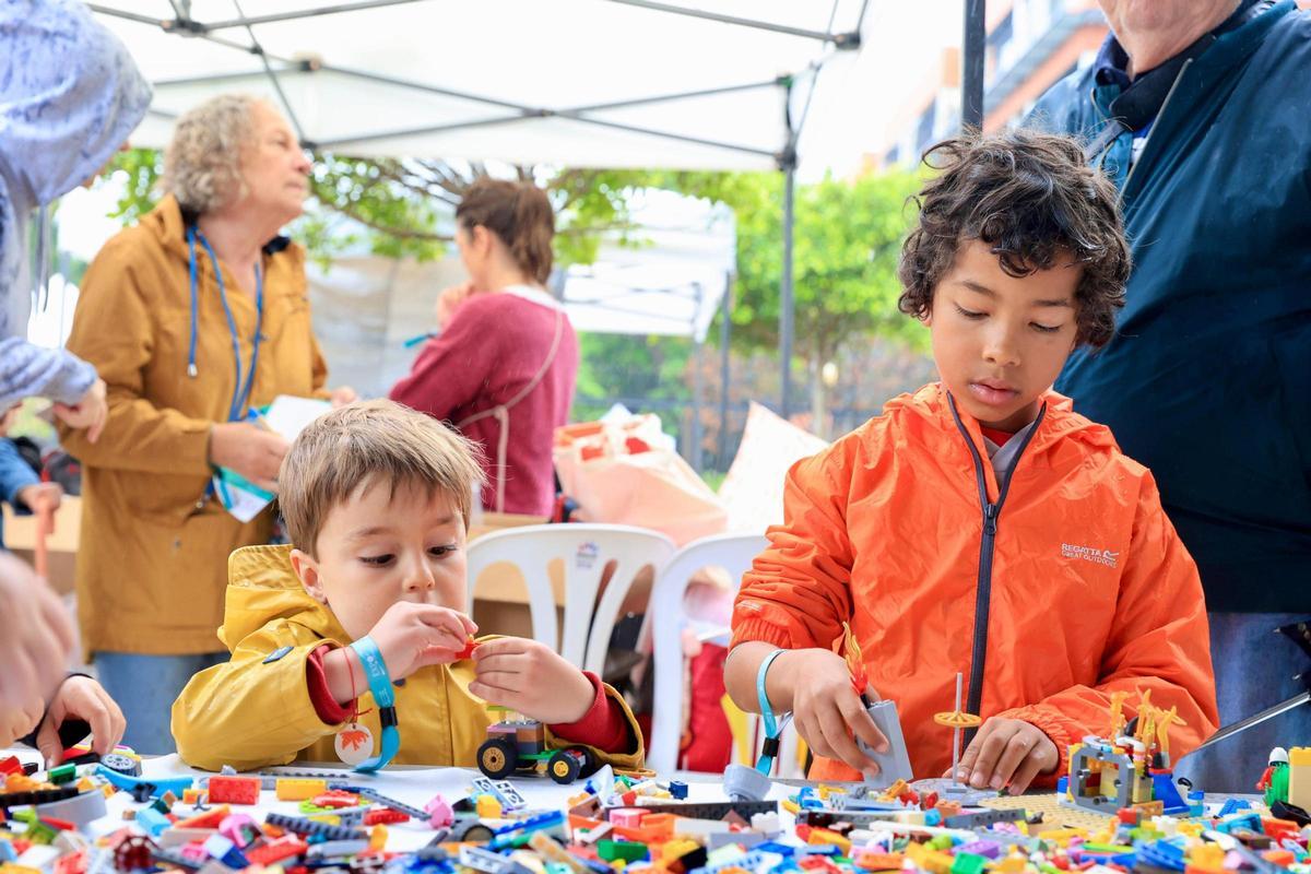 Escolars divertint-se en un dels tallers d'Expociència.
