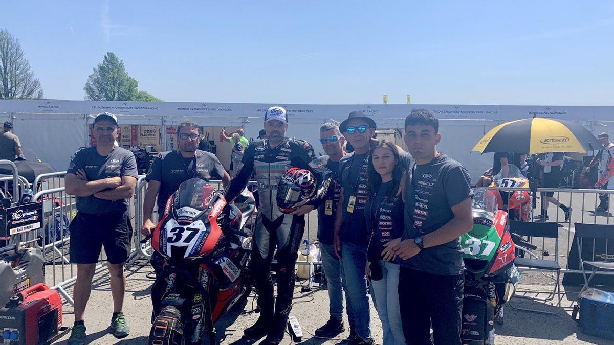 Foto de familia del Toll Racing Team antes del TT Isla de Man.