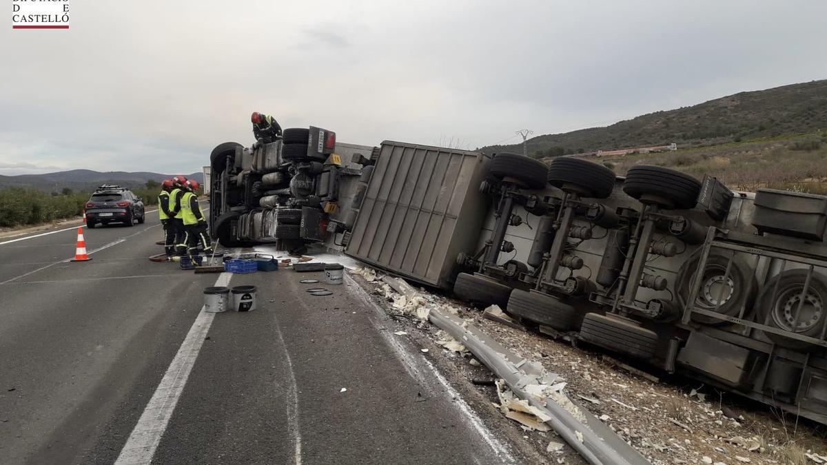 ACCIDENTE EN CASTELLÓN Vuelca un camión en la AP7 en Alcalà ACCIDENTE EN CASTELLÓN Vuelca un camión en la AP7 en Alcalà