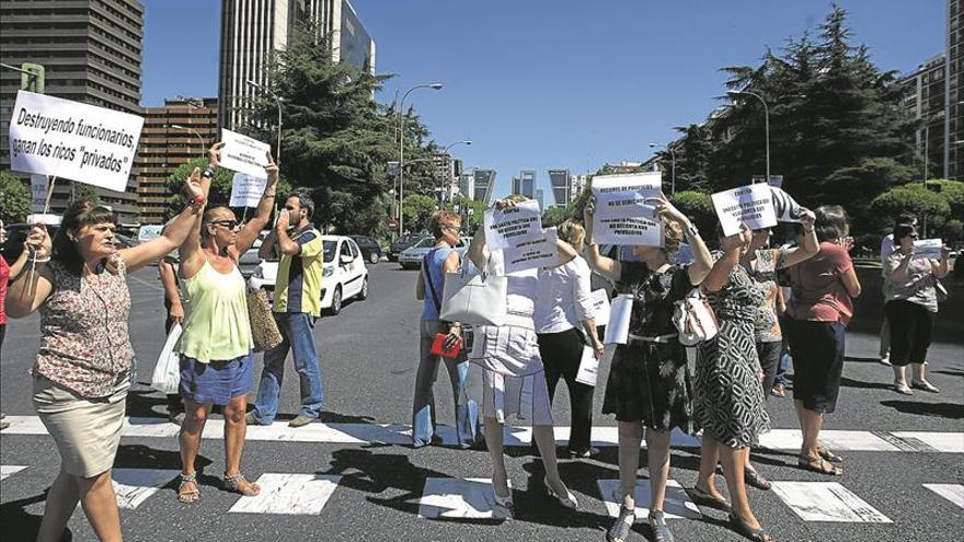 Los funcionarios reclaman una subida superior al 8% en tres años