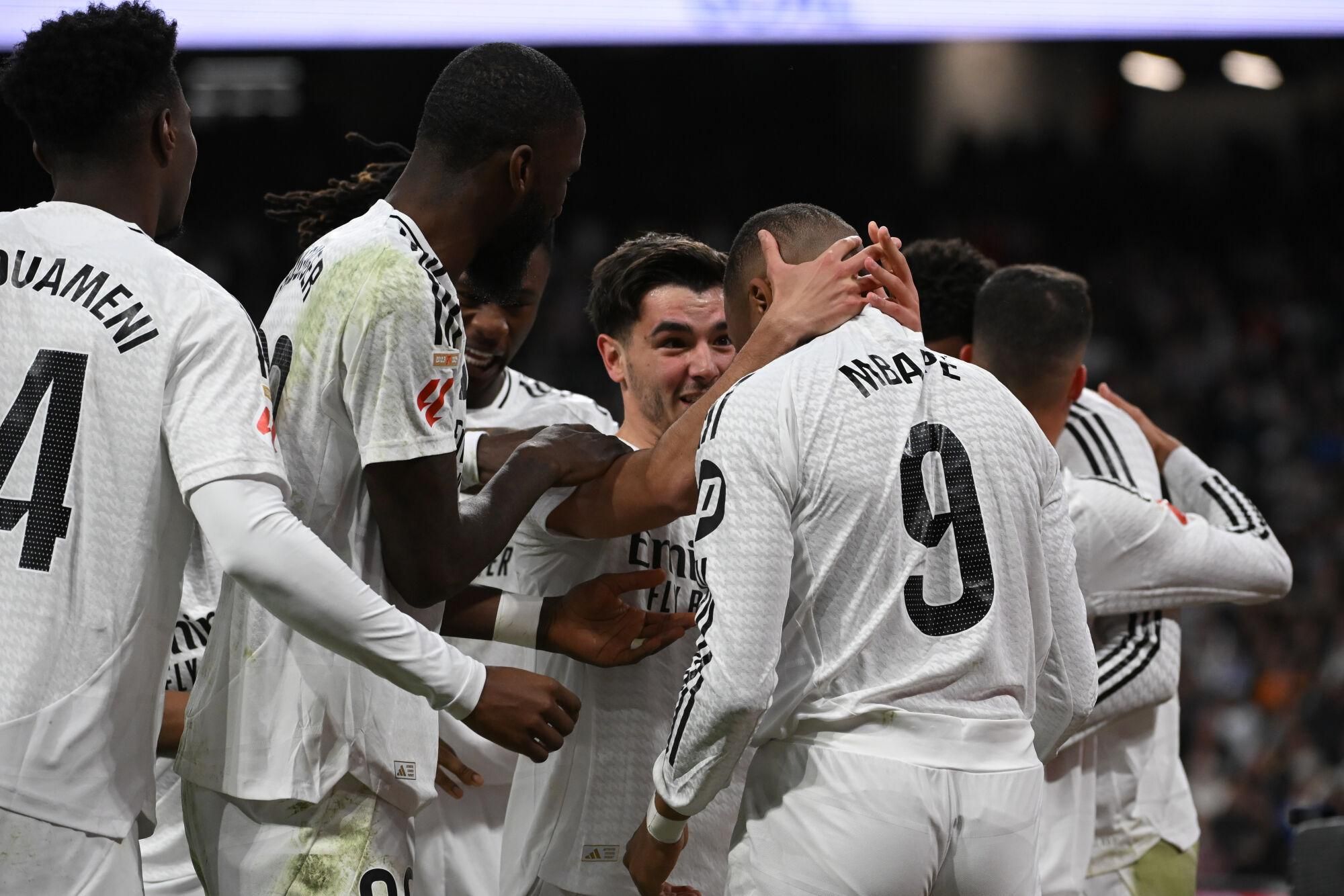 MADRID, 22/12/2024.- El centrocampista del Real Madrid Brahim Díaz (c) celebra junto a sus compañeros tras anotar el 4-1 para su equipo durante el partido de LaLiga entre el Real Madrid y el Sevilla, este domingo en el estadio Santiago Bernabéu. EFE/ Fernando Villar