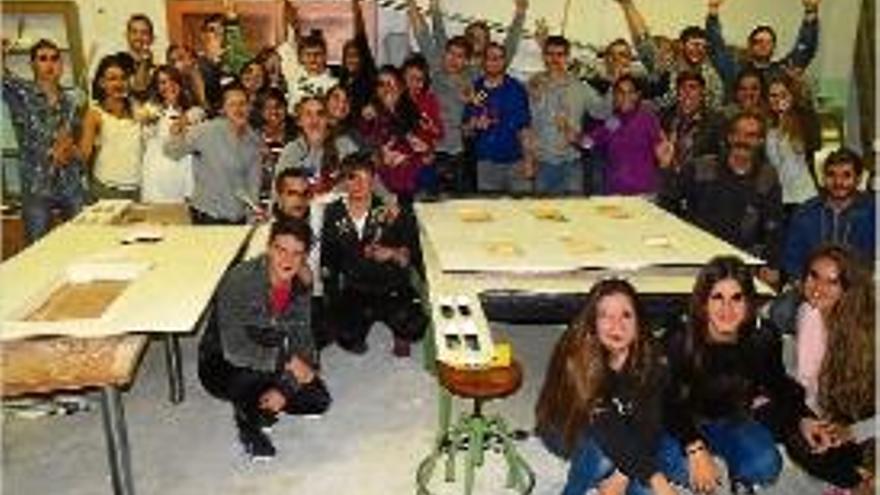 Els alumnes de Blanes que treballen amb els elements del pessebre.