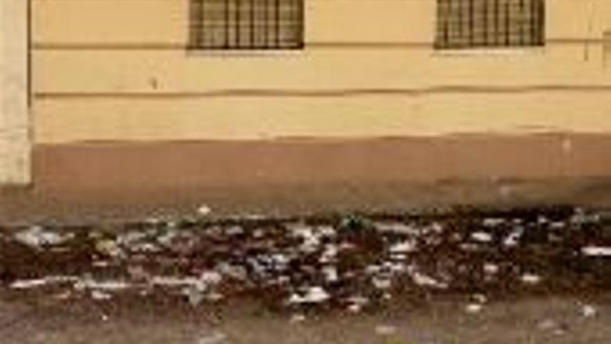 Denuncian la acumulación de basura en el patio común de un bloque de pisos de Don Benito