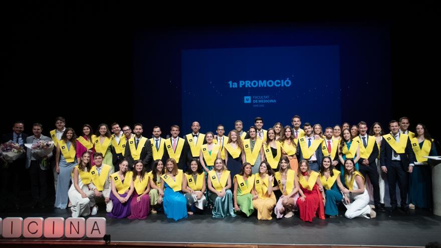 Més de 800 persones assisteixen a la graduació dels primers metges formats a la UVic-UCC