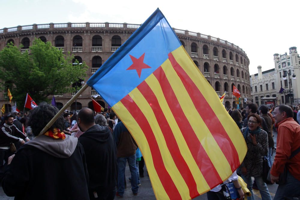 Manifestación en Valencia con motivo del 25 d'Abril