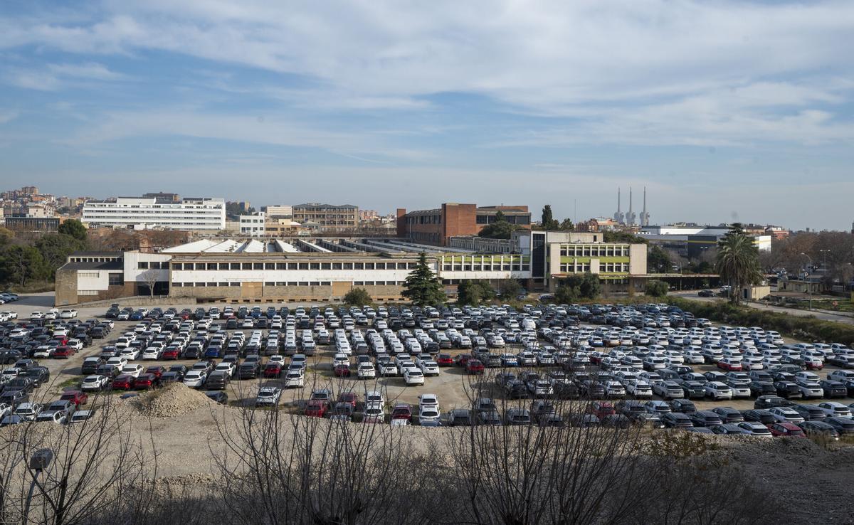 Vista de parte del solar y la antigua fábrica de Mercedes que se ocuparán con viviendas, oficinas y zonas verdes, en Barcelona.