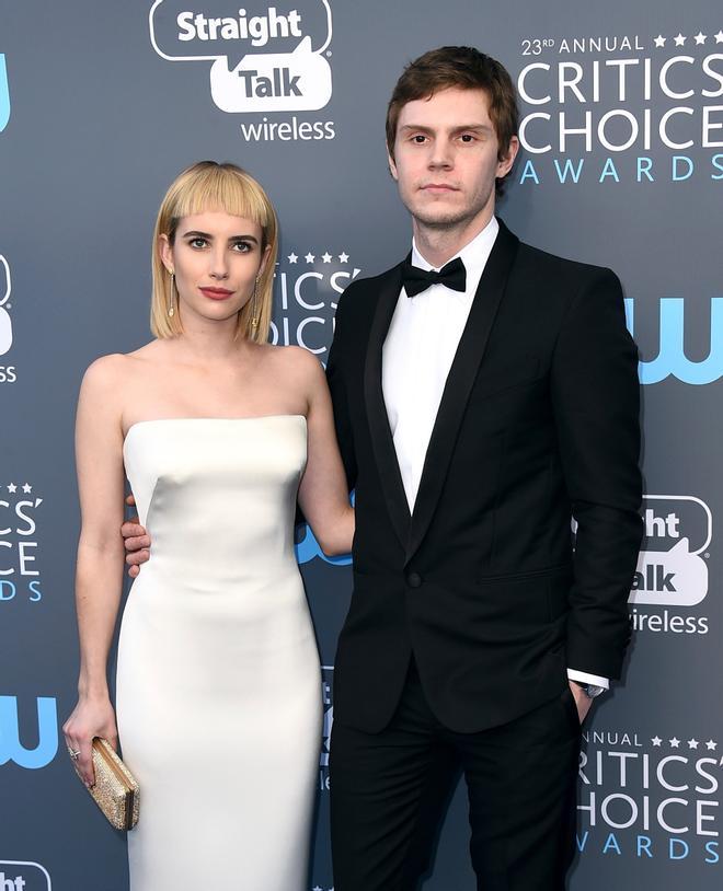 Emma Roberts y Evan Peters en los Critic's Choice Awards