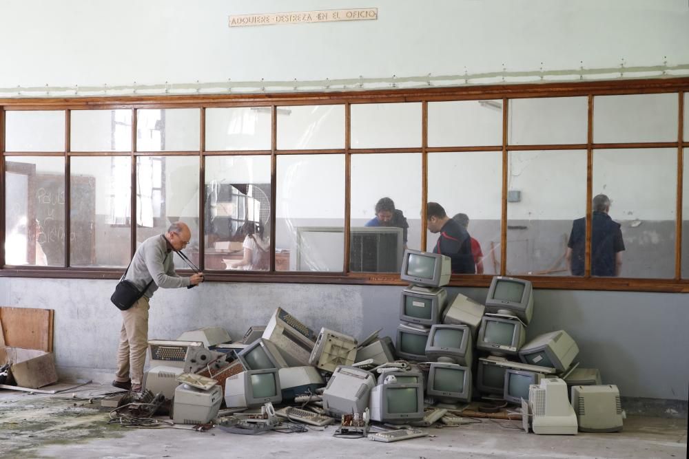 Trabajadores del CSIC visitan las instalaciones de la ETEA, donde se instalará su nuevo centro // Ricardo Grobas