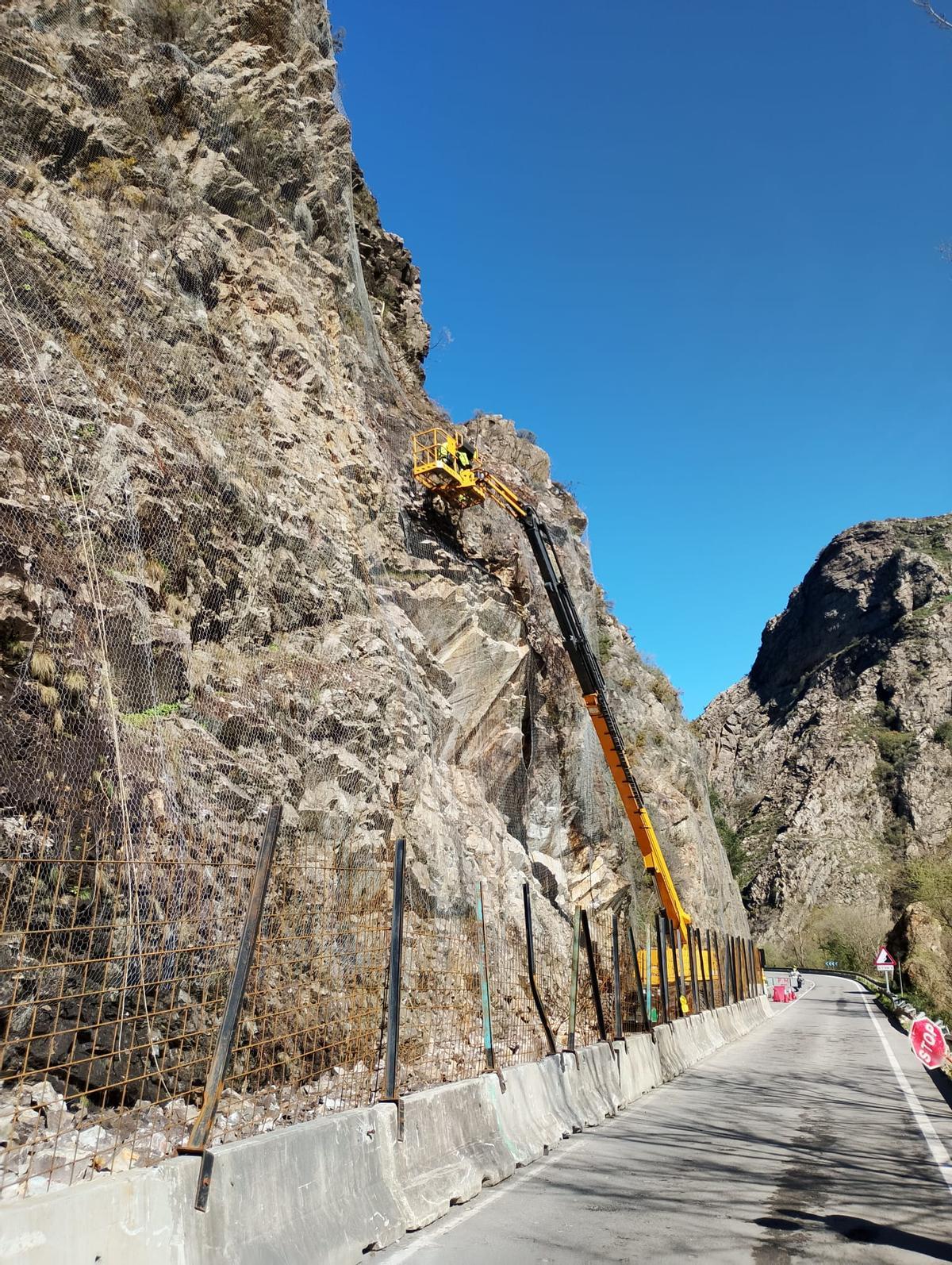 Trabajos en la zona del argayo del corredor del Narcea.