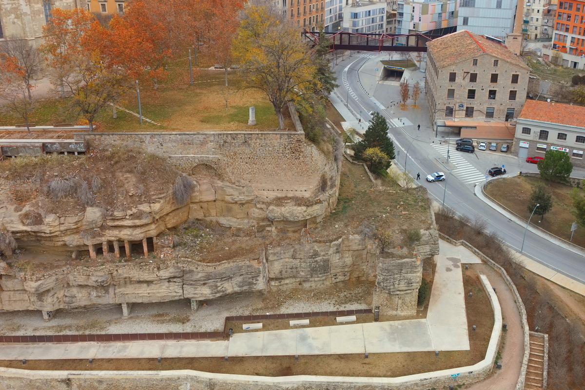 El carrer de Sant Marc, a la dreta, amb el camí dels Corrals en primer terme | VOLOV