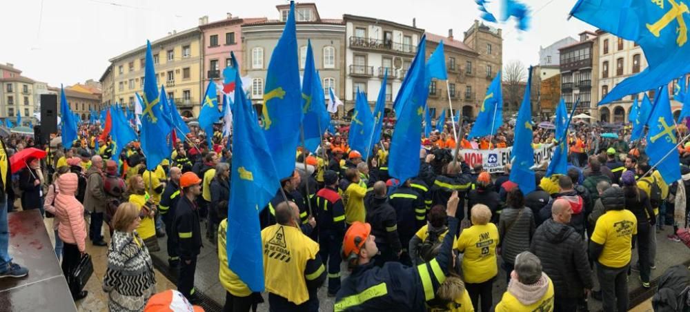 Los trabajadores de Alcoa celebran una marcha hasta Avilés para concentrarse frente al Ayuntamiento