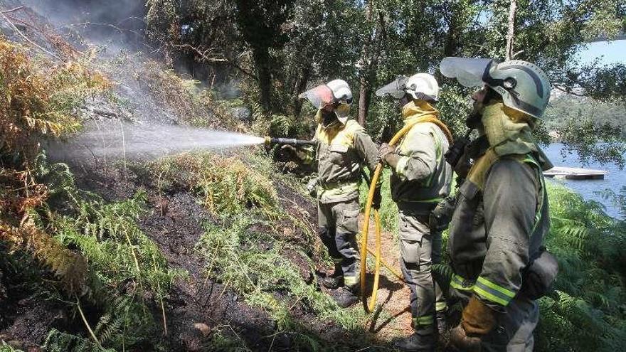 Velle registró ayer un fuego en arbolado  |  A las 13.35 horas de ayer se activó la alerta por un incendio forestal registrado en Velle, una parroquia castigada con frecuencia por las llamas en la periferia de Ourense. El fuego se dio por extinguido a las 15. 45 horas. Ardieron 0,14 hectáreas en monte arbolado, lo que supone un conato (en esta superficie se considera incendio a partir de 0,5). Trabajaron 1 agente, 4 brigadas, 2 motobombas, 1 helicóptero más los bomberos de Ourense.