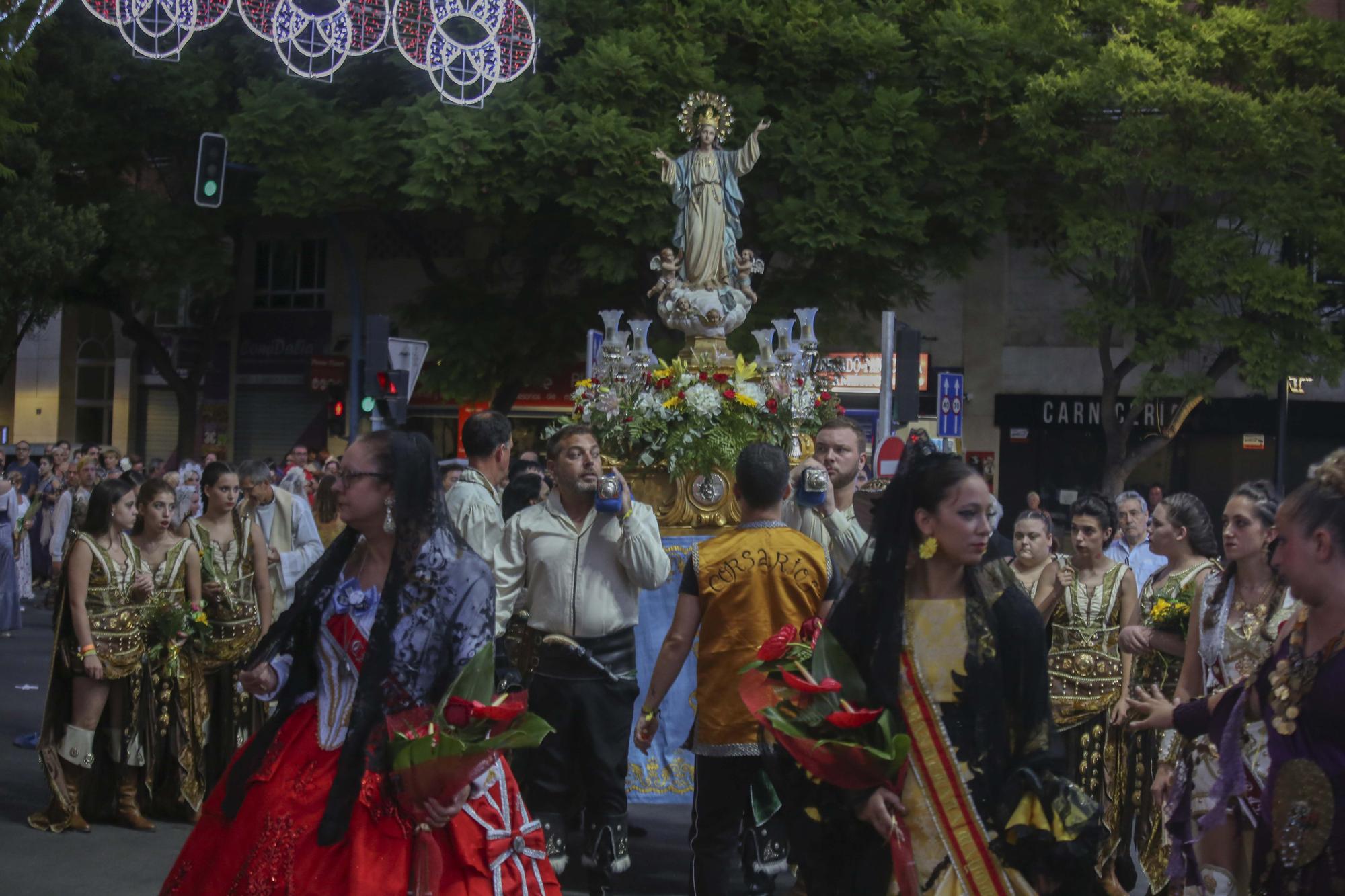 Altozano rinde homenaje a la Virgen de la Asunción tras los desfiles de Moros y Cristianos